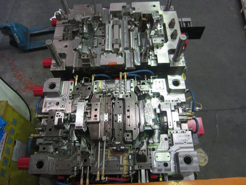 TPU+PA66 물자를 가진 플라스틱 주입 형은, 자동차에서 이용된 부속 수비에 세웁니다.